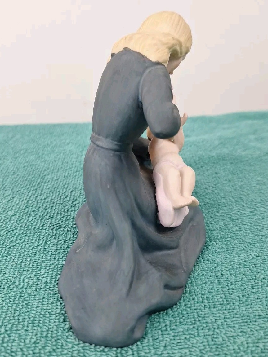 Sanmyro Taiwan Collection Mother and Baby Porcelain Figurine Blue & White 5″x6″