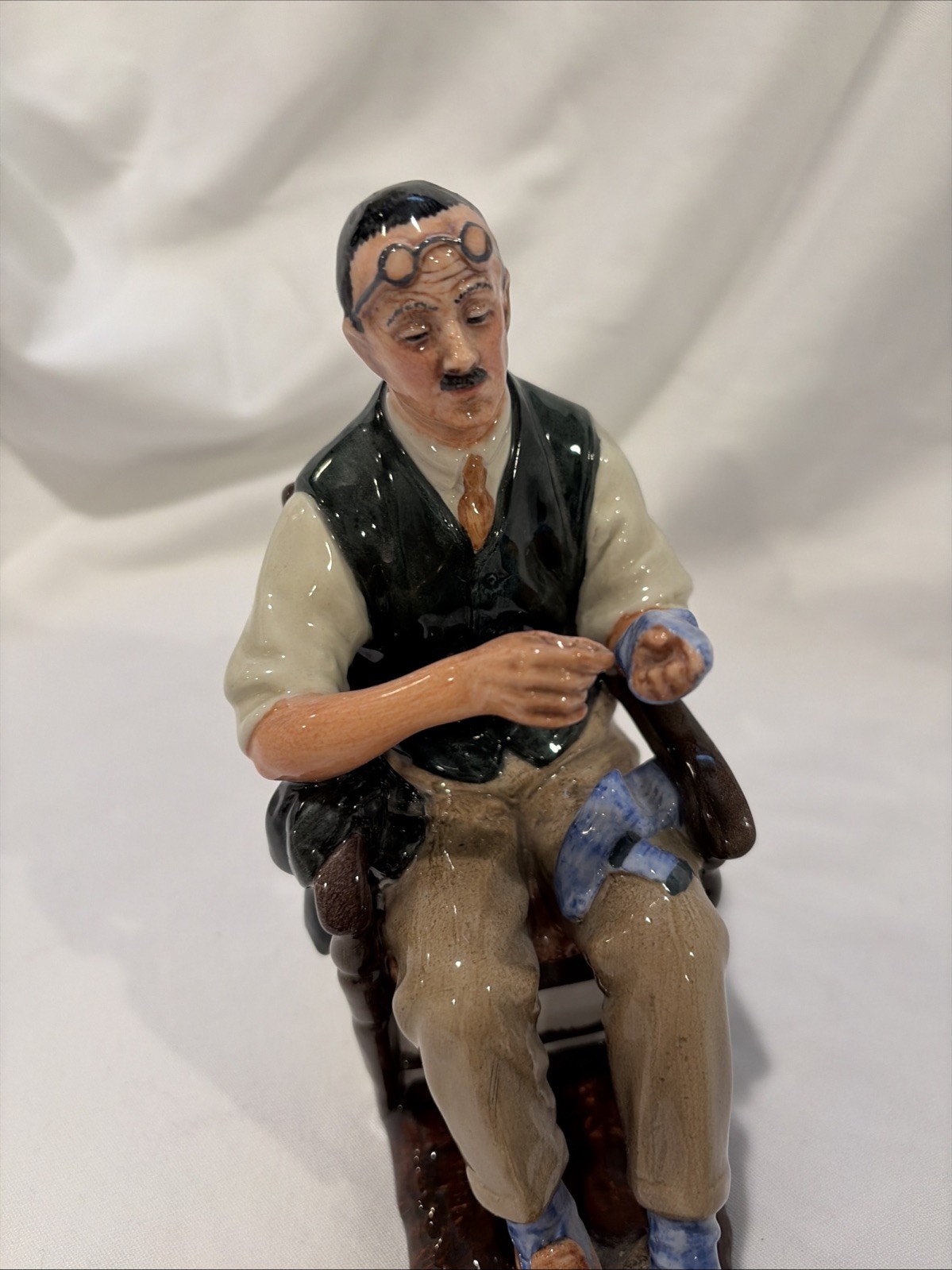1963 Royal Doulton The Bachelor 7″ HN 2319 England Britain Bone China Figurine