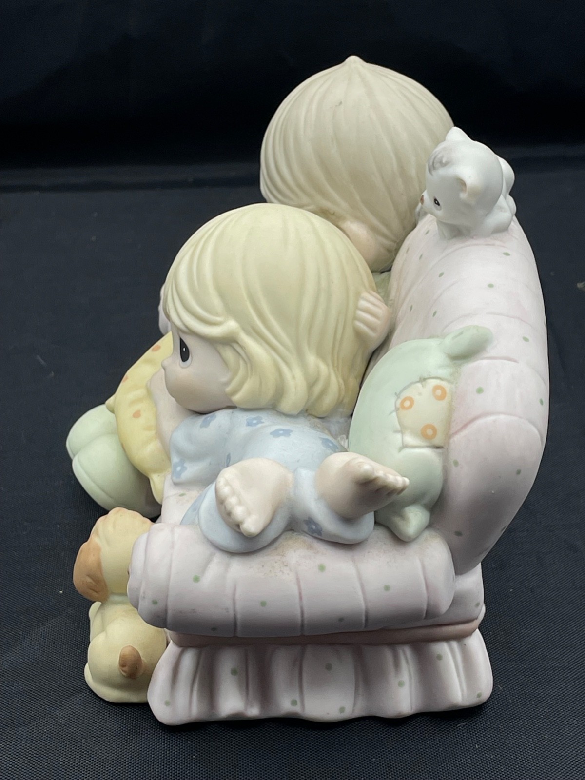 Precious Moments Couch couple Cat Together is the Nicest Place 2005 figurine
