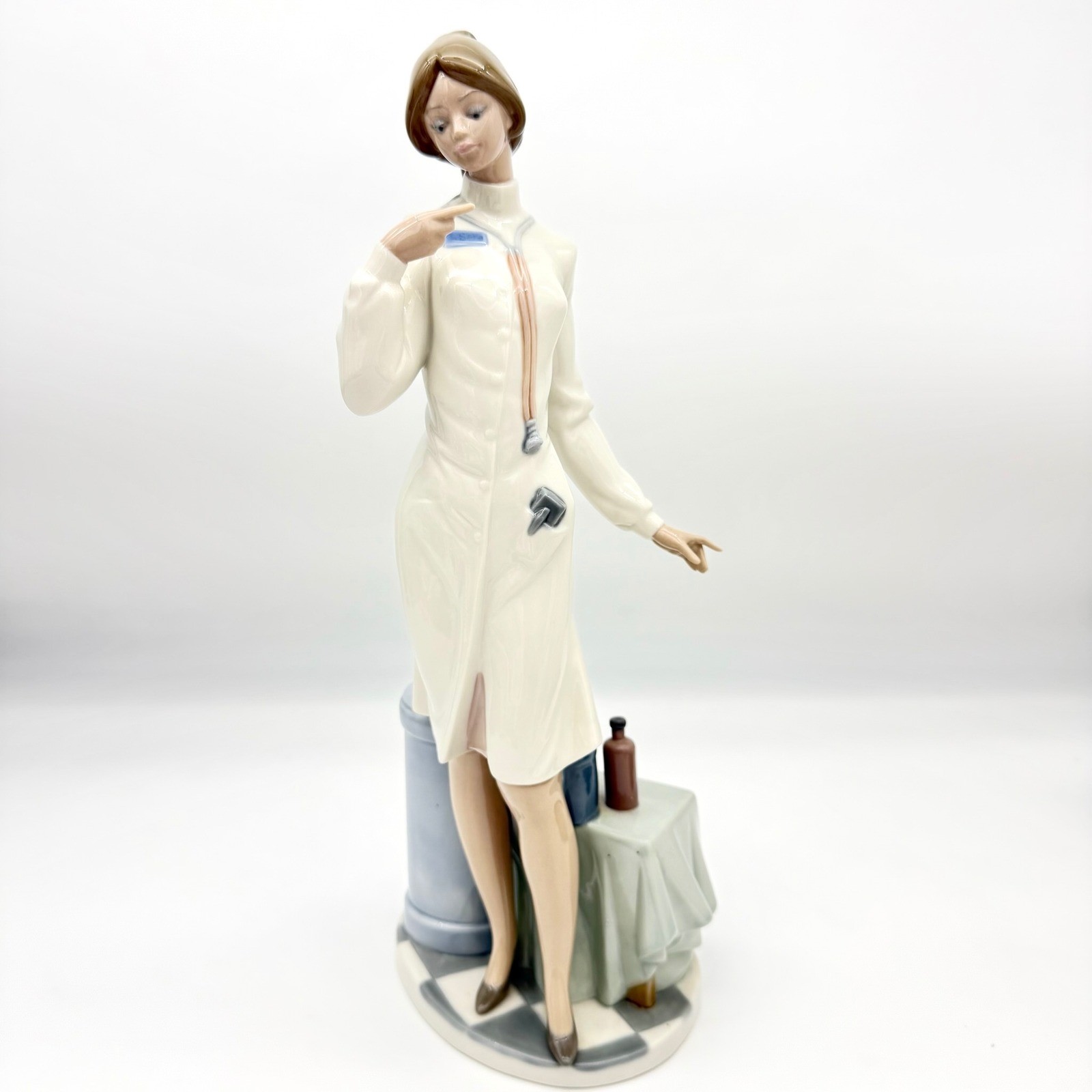Lladro 5197 Female Physician Doctor Figurine Missing Thermometer Glossy 13.5″