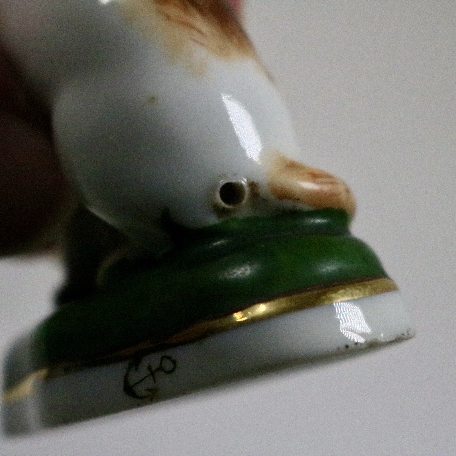 Vtg Chelsea/Staffordshire Style Porcelain Cat Figurine on Green & Gold Plinth