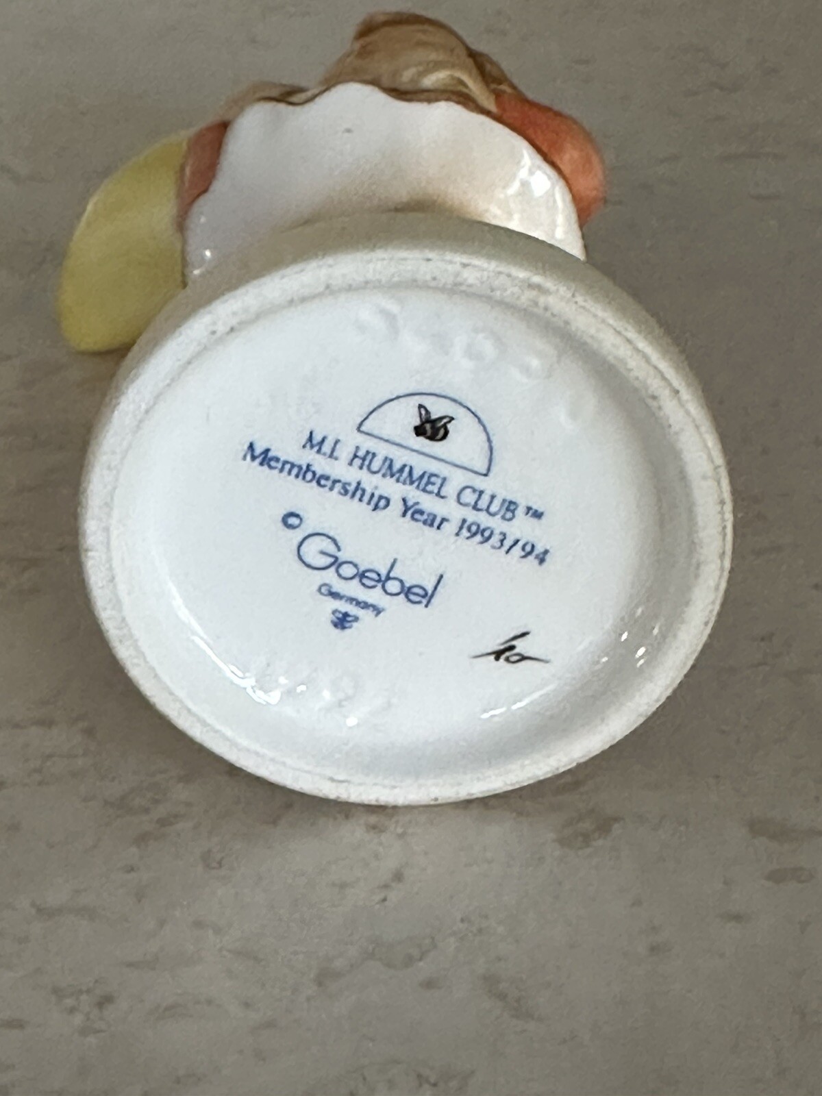 Goebel Hummel Club A Sweet Offering Figurine 549/3/0 3 1/2 Inch 1992 Vtg