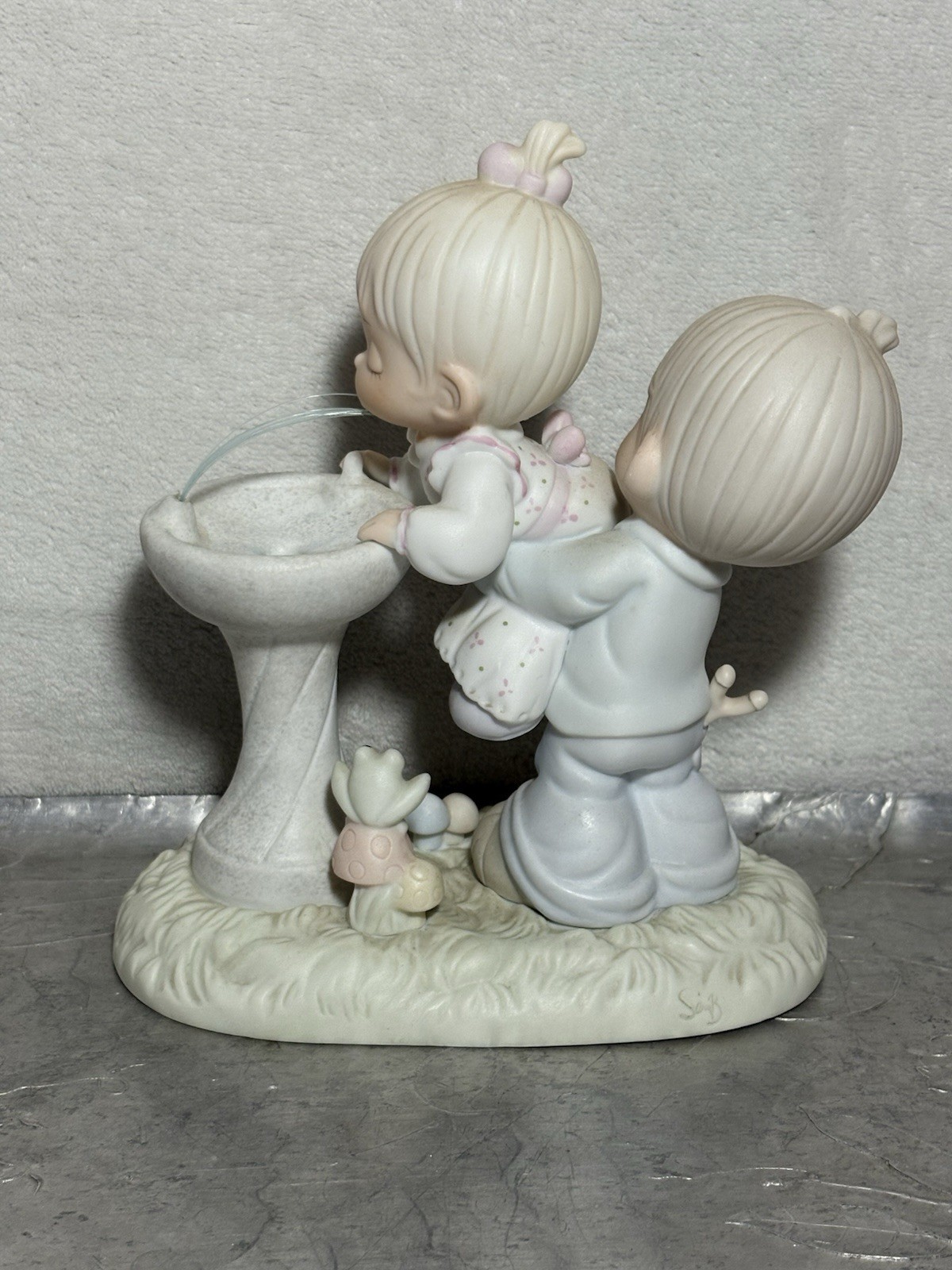 Precious Moments 1988 “Your Love Is So Uplifting” Figurine Excellent Condition