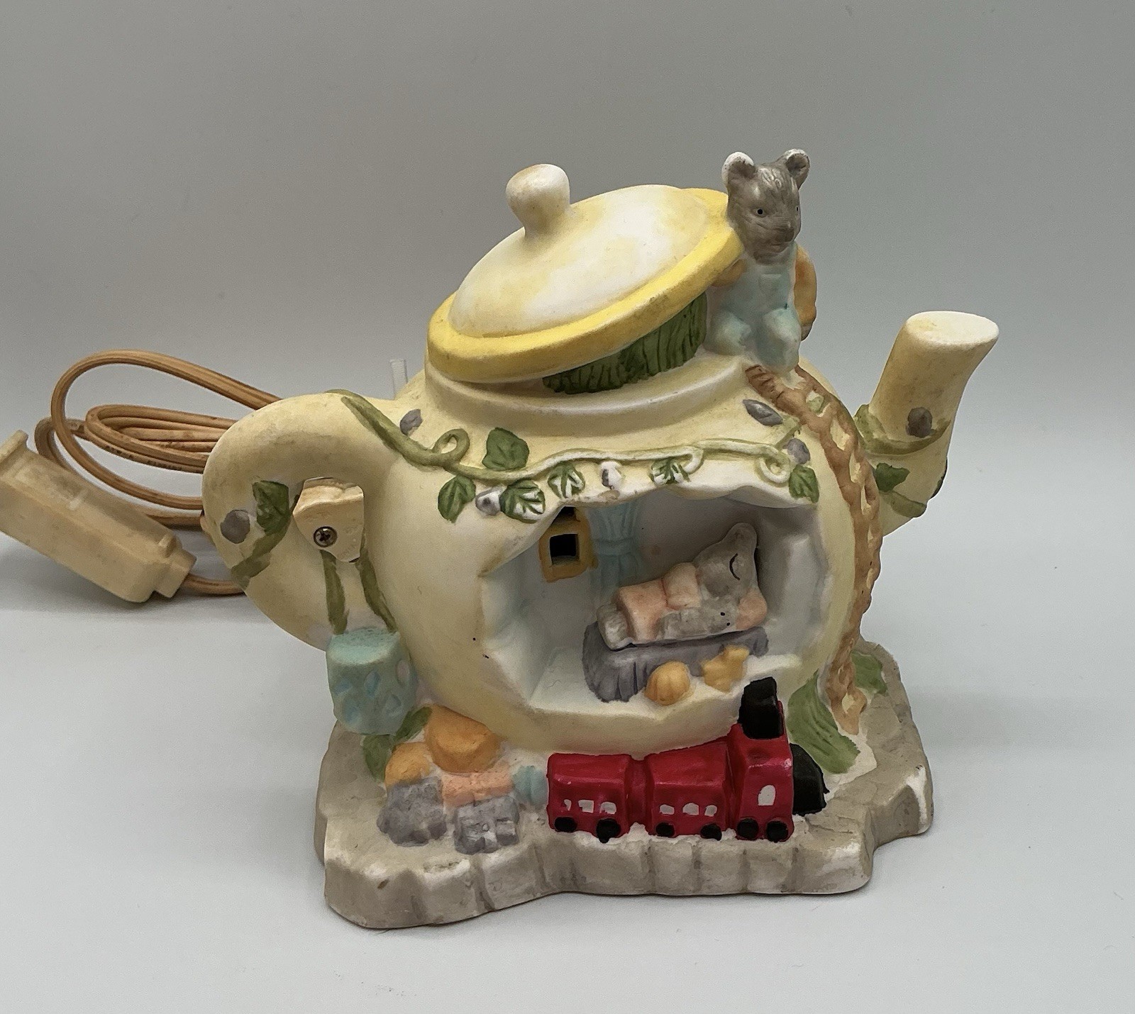 Vintage Ceramic Tea Pot Shaped Mouse Bungalow Lamp – Works