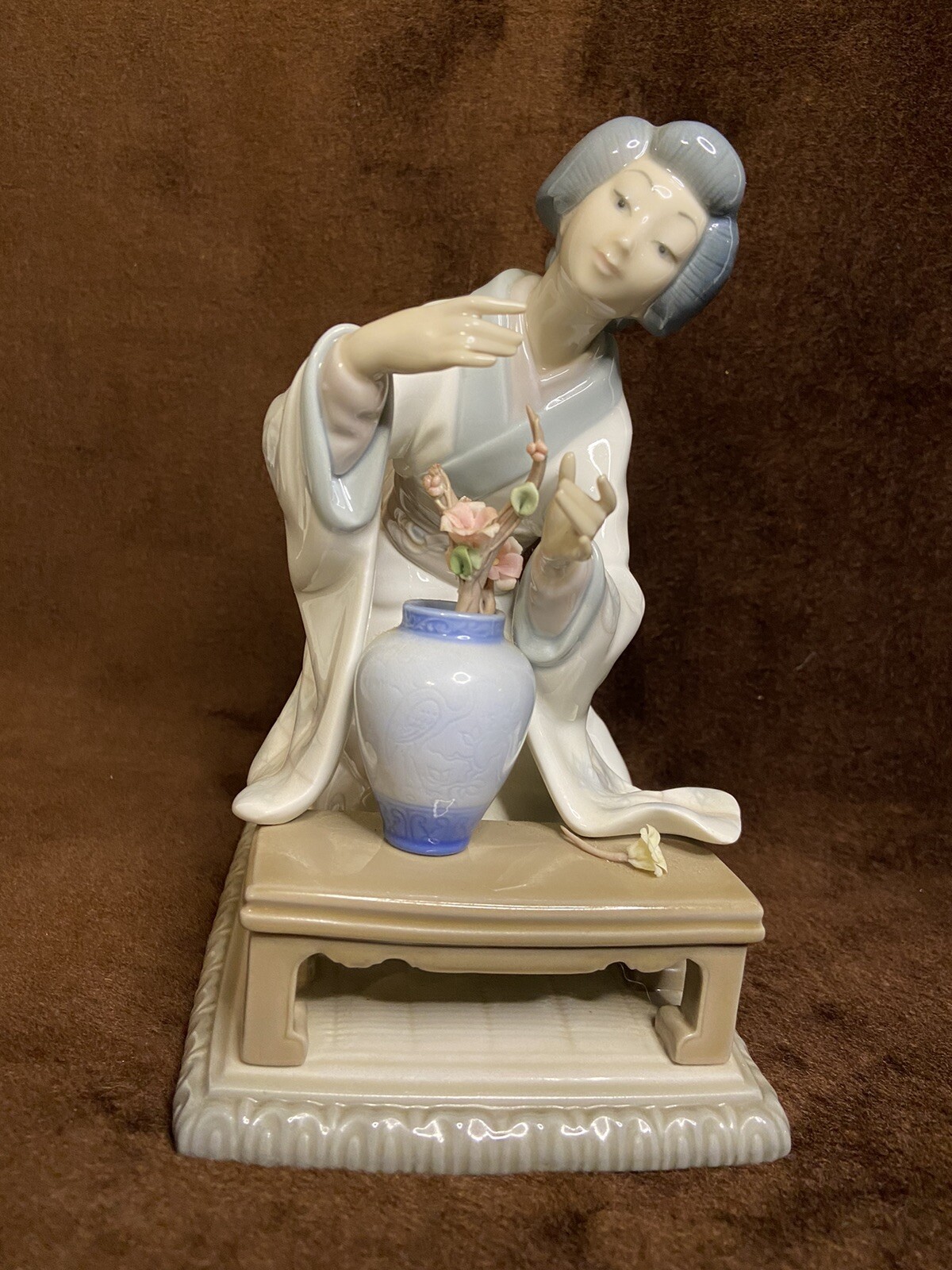 Lladro Porcelain Figurine Asian Flower Arranging Geisha