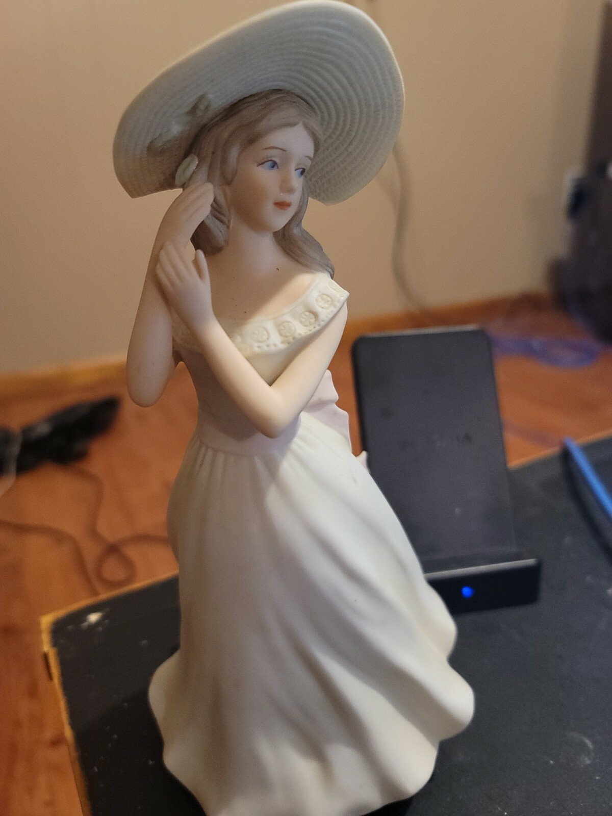 Home Interiors Homco Masterpiece Collection Melanie 1996 Porcelain hat cracked