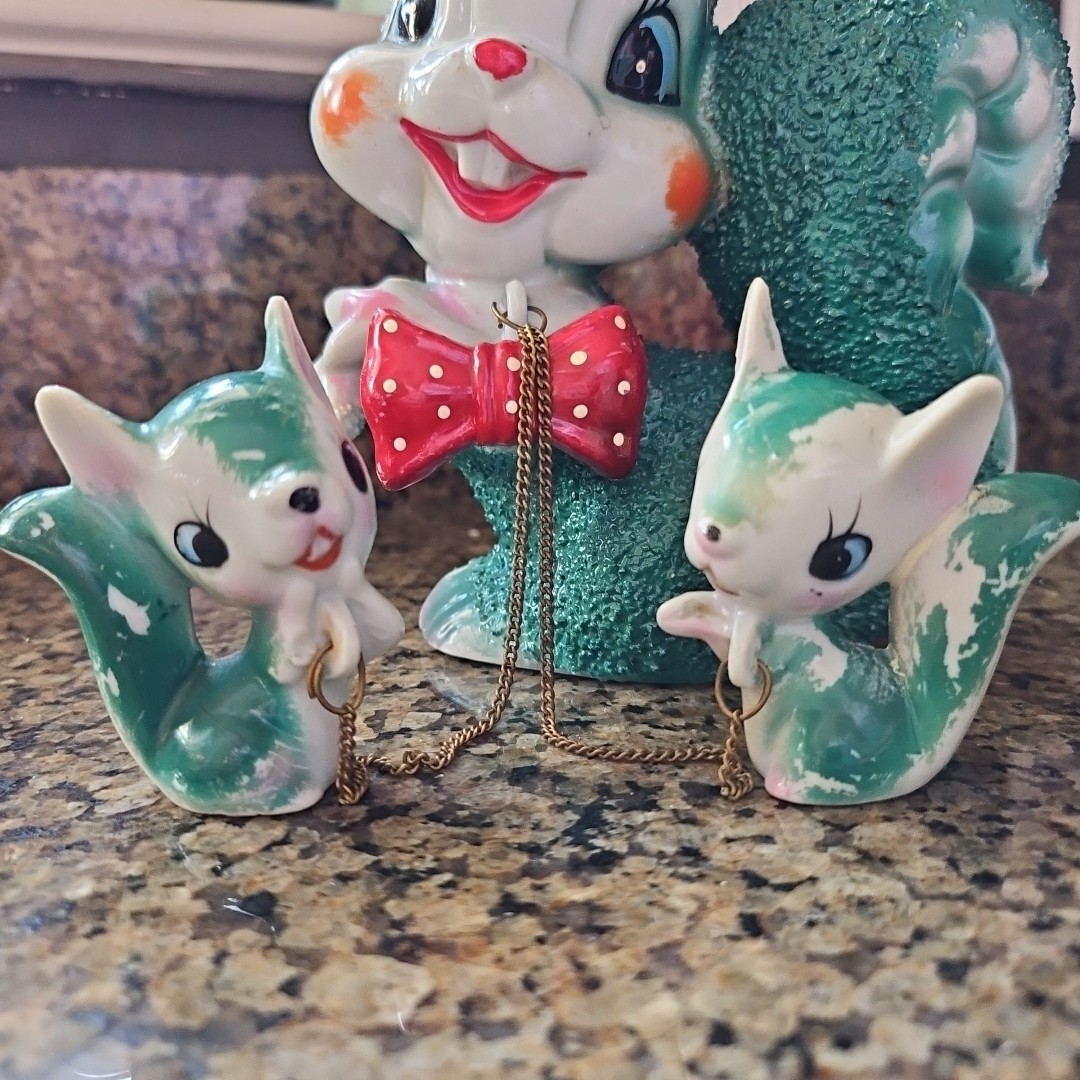 Vtg LARGE Arnart Green SQUIRREL Mama & Babies Chained Sugar Texture Glaze 5 3/4″