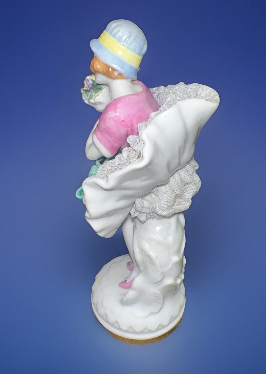 MULLER VOLKSTEDT DRESDEN FIGURE PORCELAIN LACE GIRL LAMP