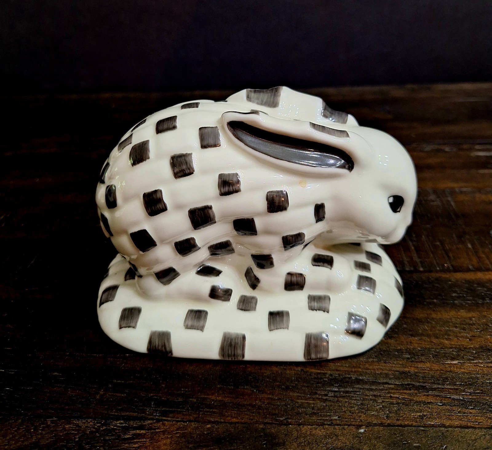 Williamsburg Golbal Views Black/White Checkered Rabbit Figurine 3.25″H X 5.5″L