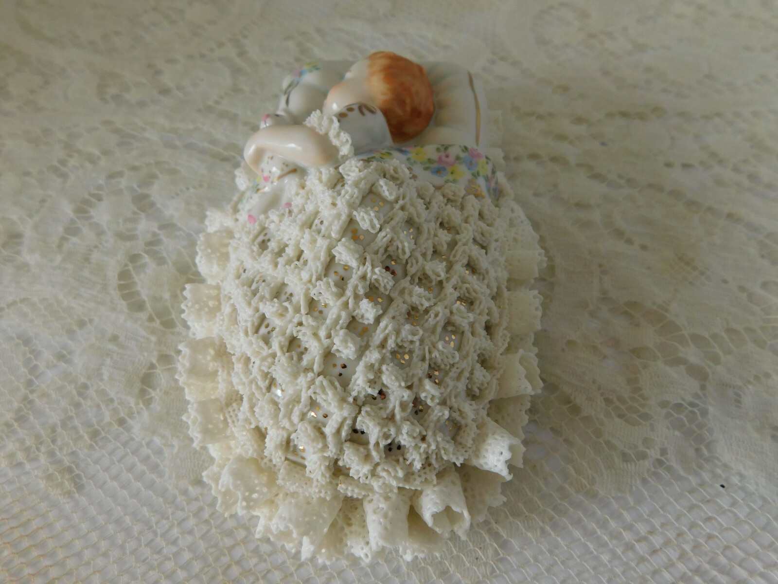 MULLER VOLKSTEDT IRISH DRESDEN FIGURE PORCELAIN LACE BABY CUDDLING BUNNY – MINT