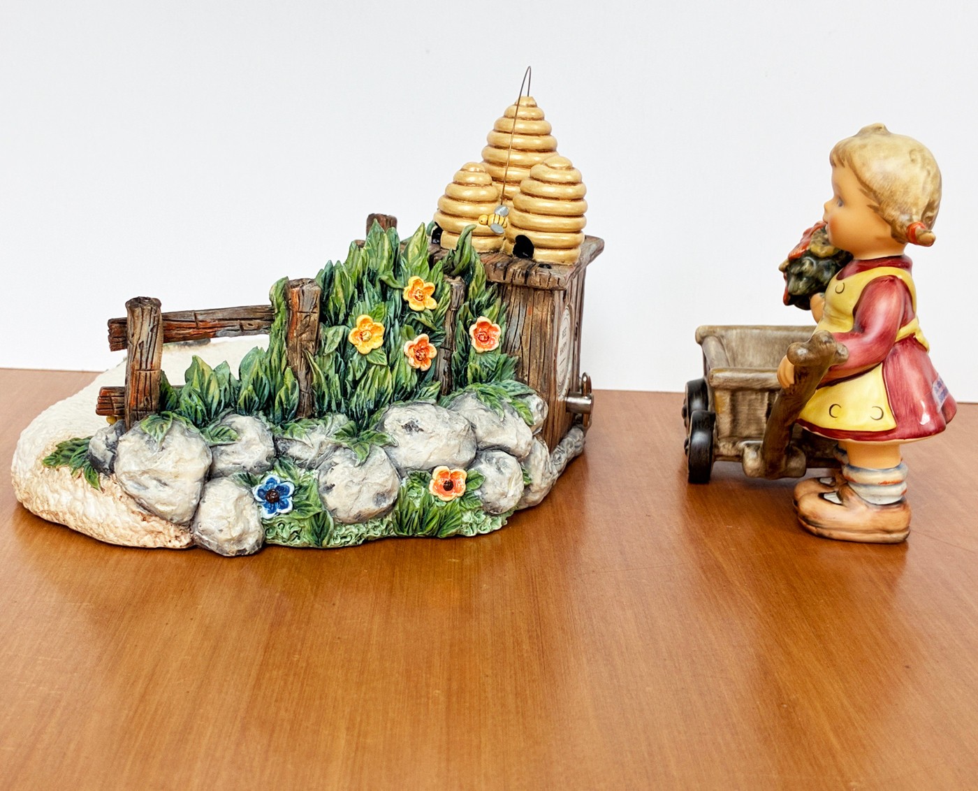 Hummel #1074-D Bee Happy Scape #2013 Surprise Visit *Spec Ed 2003 MUSIC BOX~COAs
