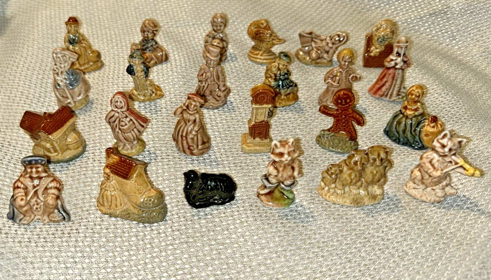 Wade Red Rose Tea Nursery Rhyme Series Complete Set of 24 Figurines