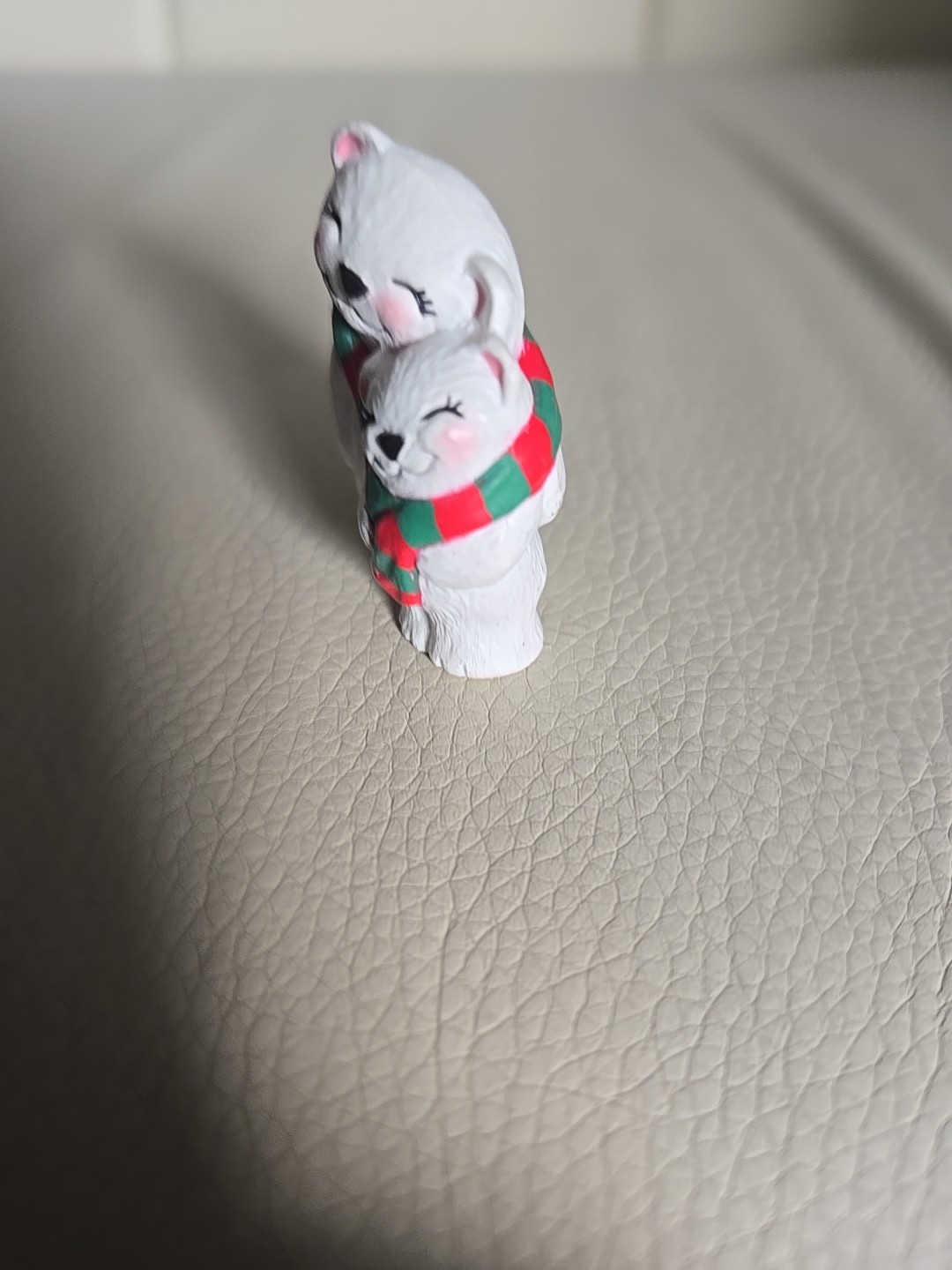 Merry Minatures – Hallmark – 1994 – Cuddling Polar Bears X-Mas Figurine