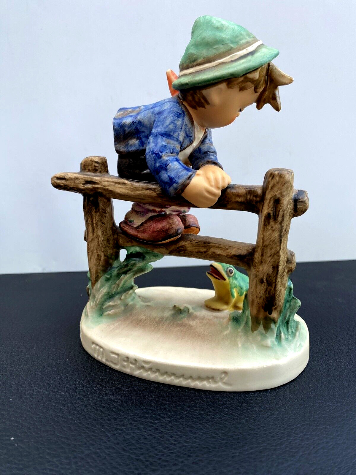 Hummel Goebel Figurine ”Retreat to Safety” 201/1 ..5.75 in” Tall