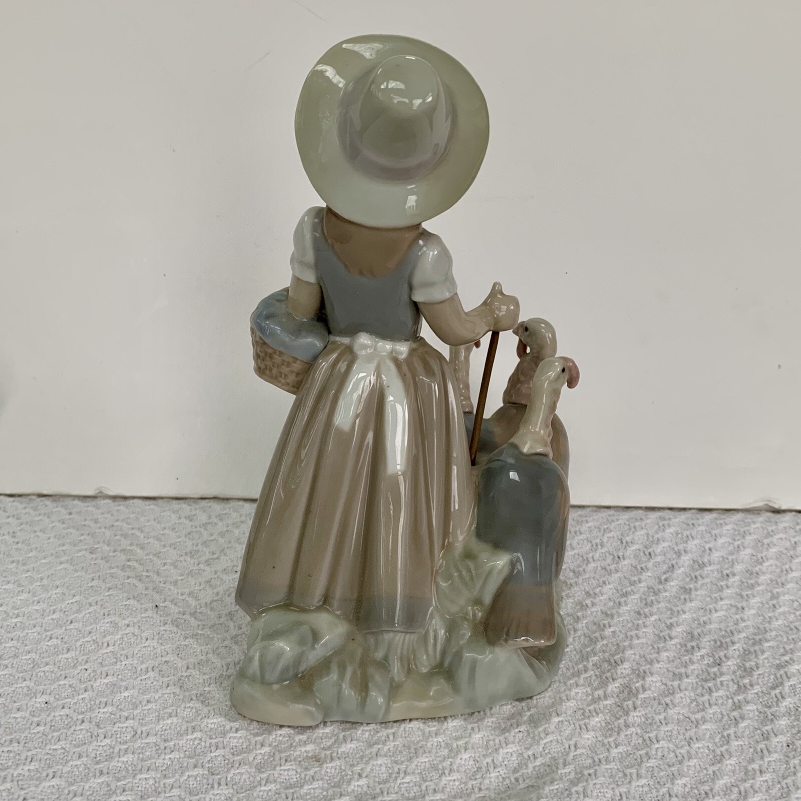 Lladro Porcelain Figurine # 1180 “Little Girl With Turkeys”