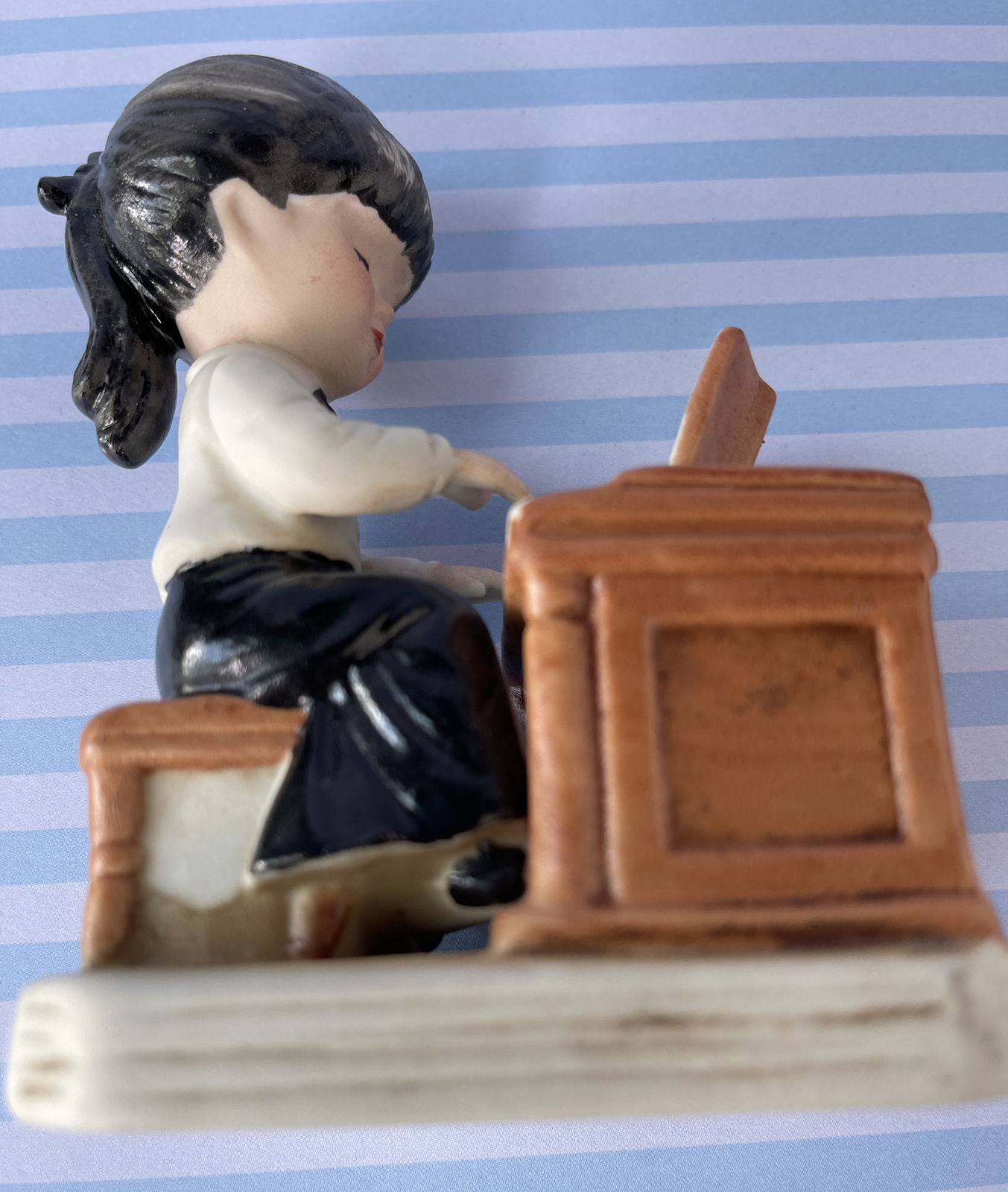 Vintage 1977 “Fran Mar Moppets” PIANIST Gorham – Girl Figurine Playing Piano