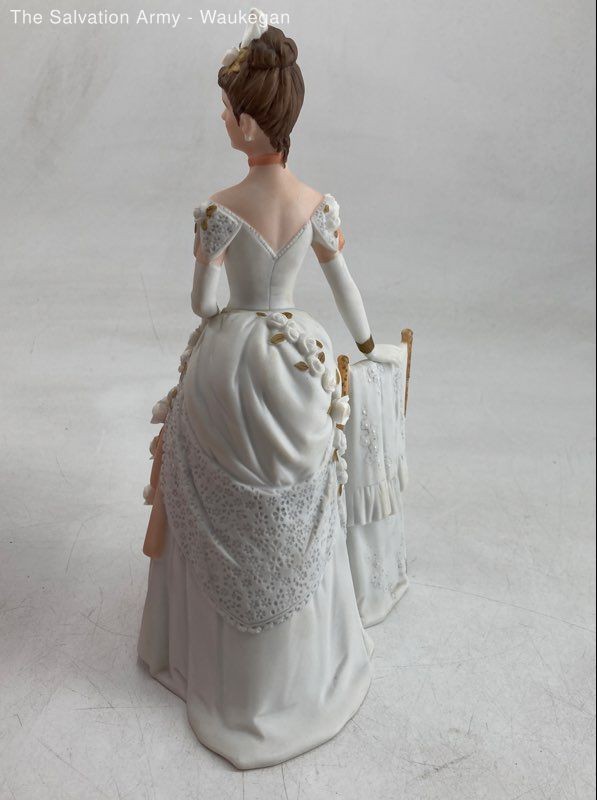 Avon Porcelain White Dress 1986 Presidents Club Albee Award Lady Figurine