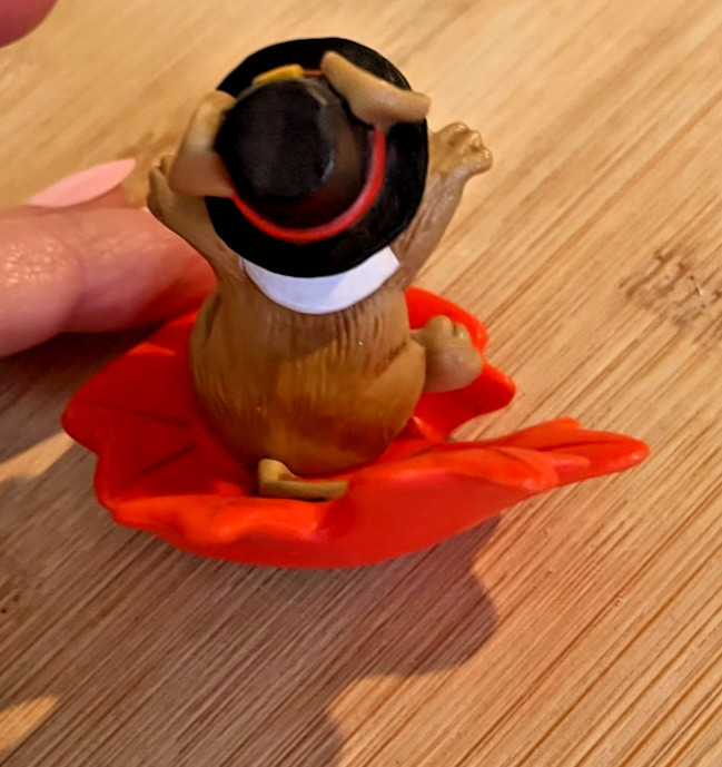 Hallmark Merry Miniature 1982 Pilgrim Mouse on Leaf Thanksgiving