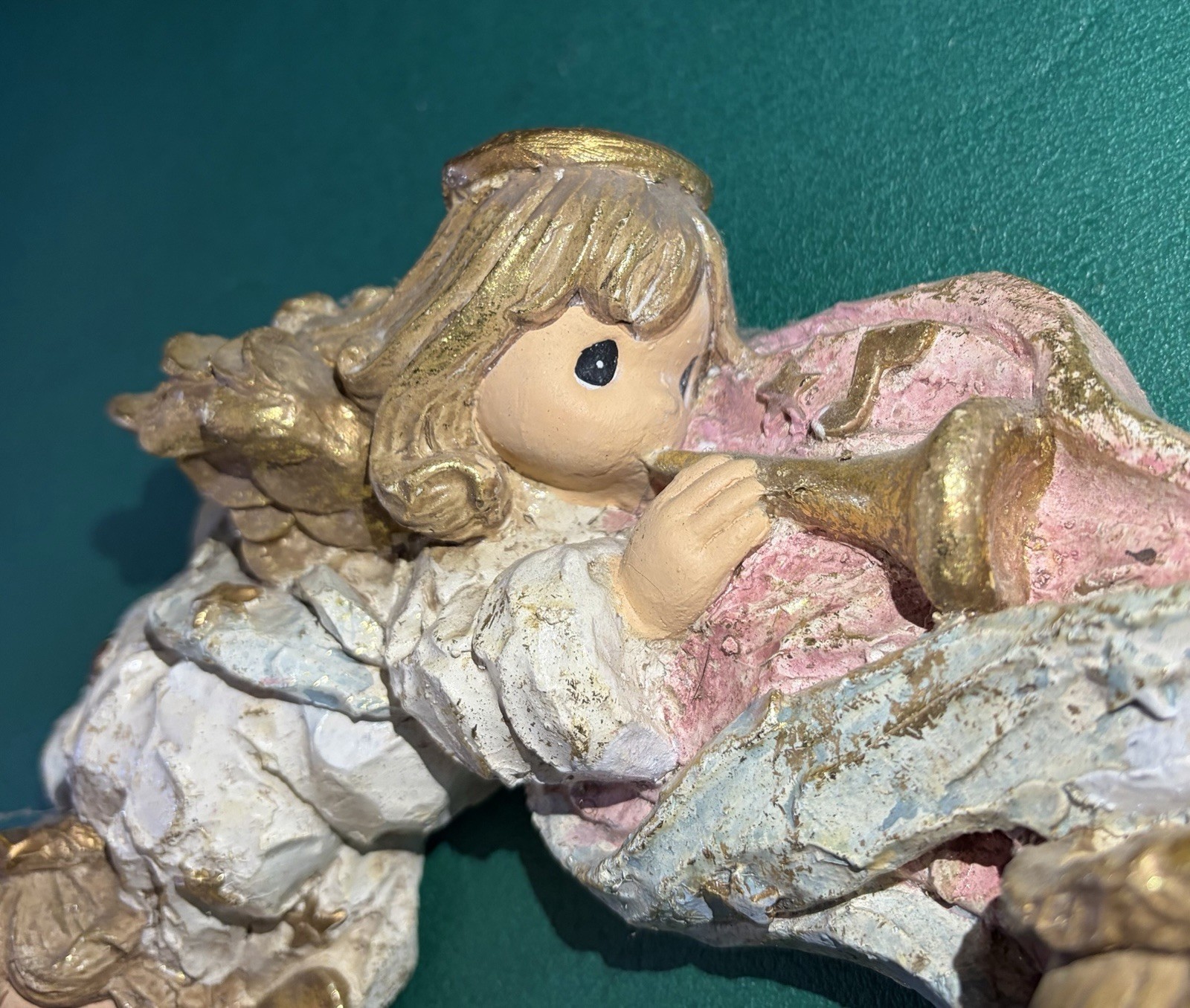 Precious Moments Rare Trio of Angels Wreath with Holiday Pink Bow Tie Enesco 11”