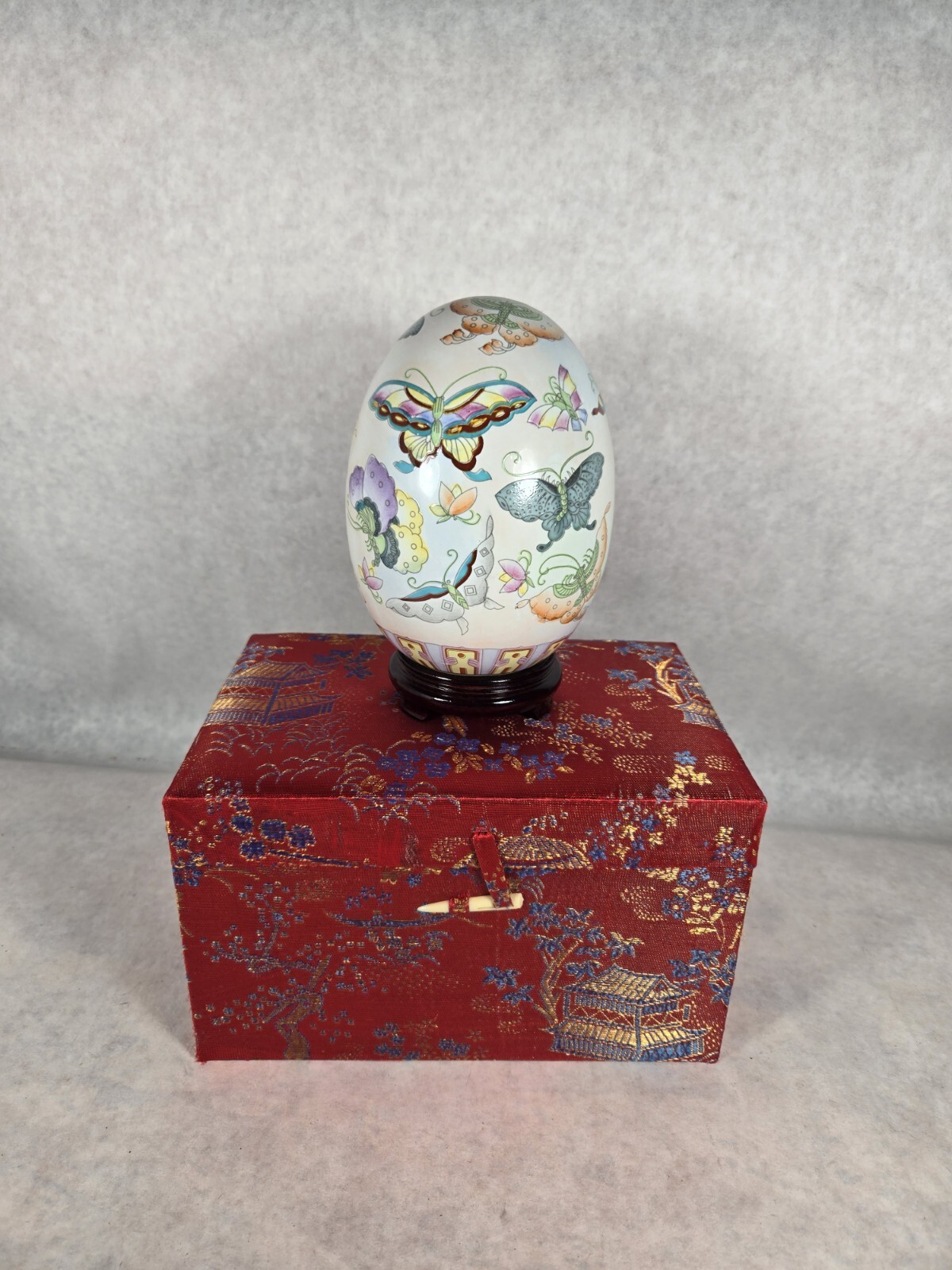 Vintage Yi Lin Arts & Treasures Hand Painted Egg 6″ Butterflies Stand And Box