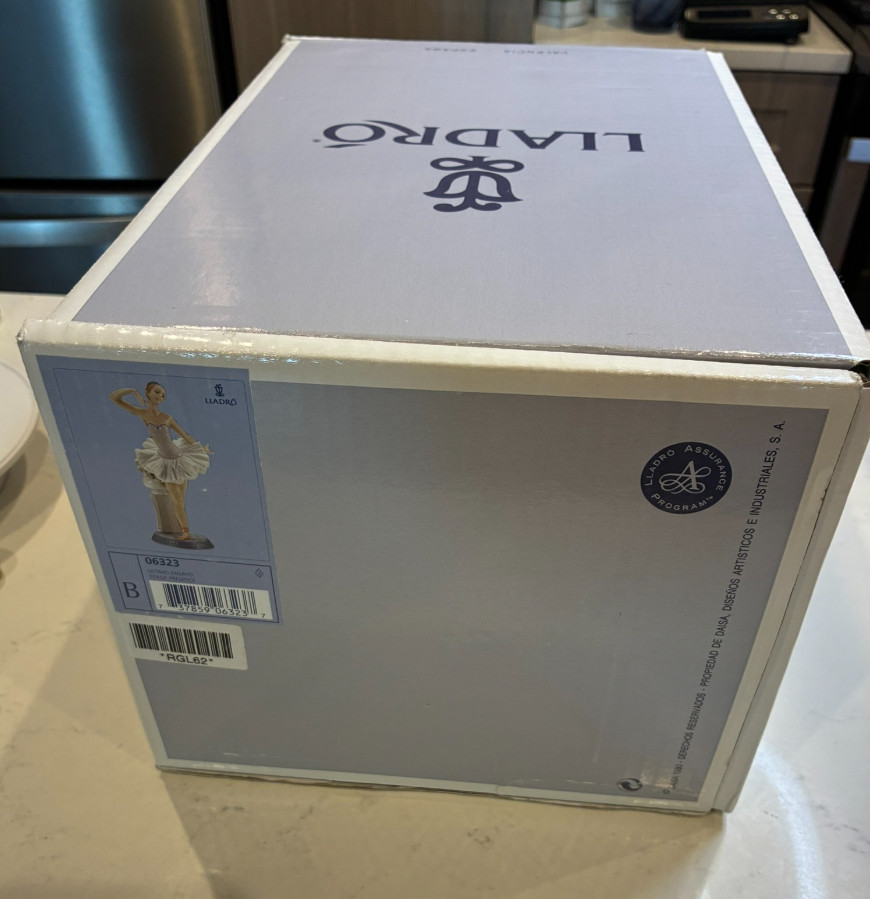 Vintage Lladró Ballerina “Stage Presence” #6323 in Original Box 10.5″ Tall