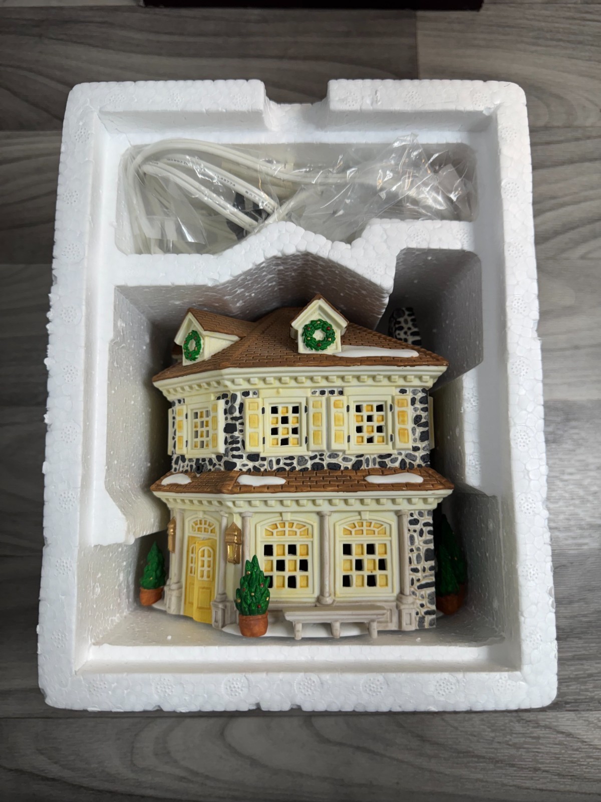 DEPT 56 DISNEY PARKS VILLAGE SERIES LIBERTY SQUARE SILVERSMITH – DEPARTMENT 56