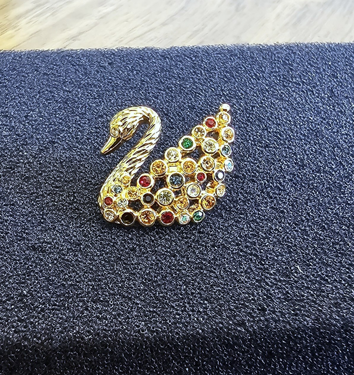 🦢 Swarovski Crystal MINI 1995 SCS Gold Multicolored Swan Figurine Pin Brooch