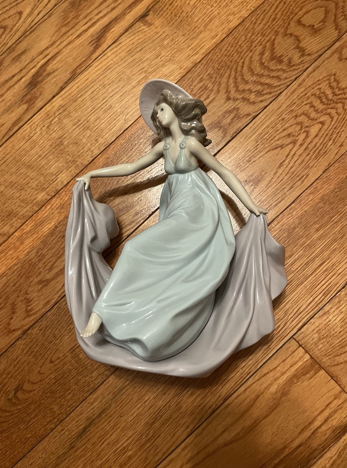 Beautiful! LIadro May Dance 9″ tall 5662 REDUCED BC Finger Damaged See Pics