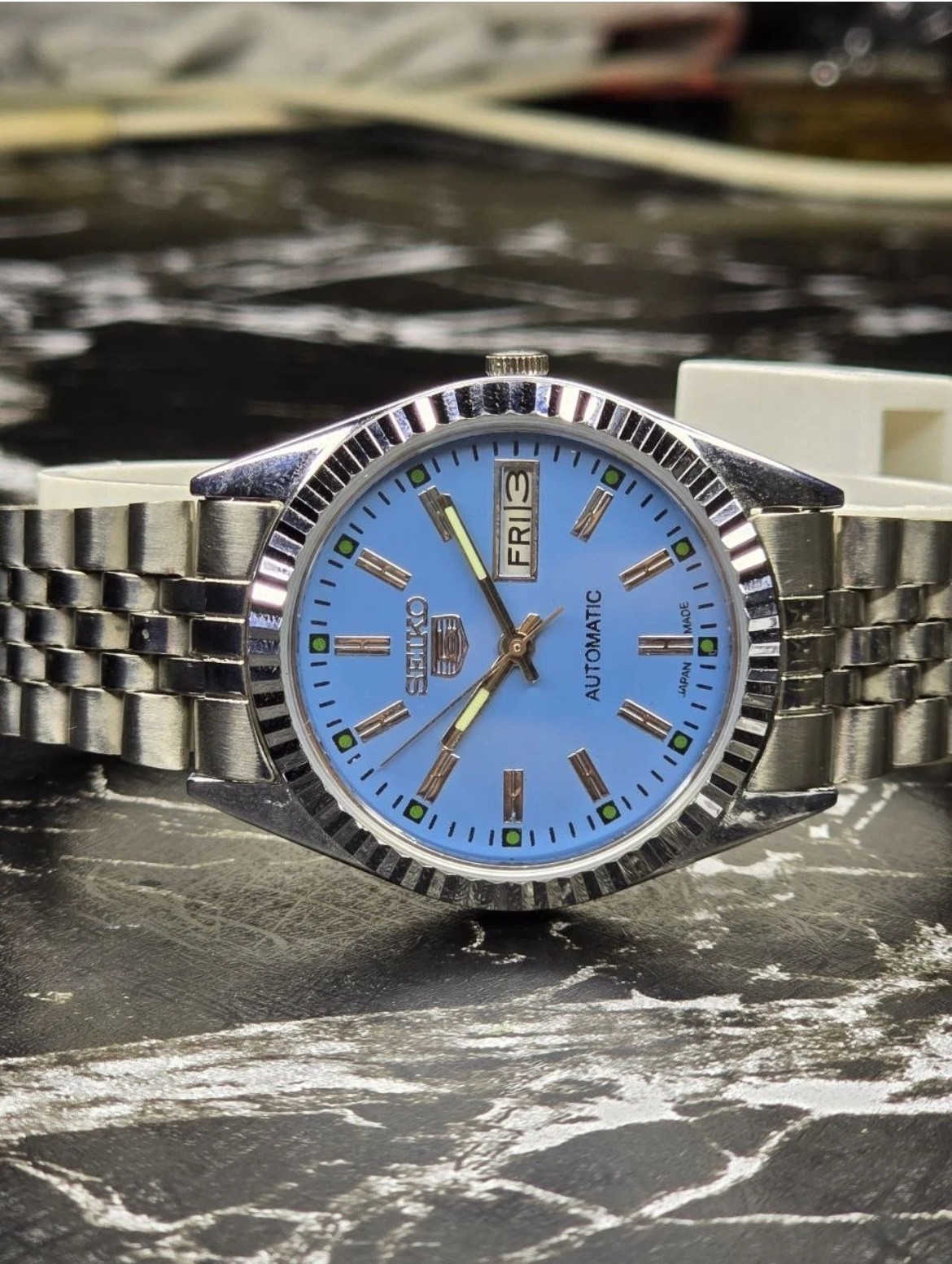 Seiko 5 Men’s Automatic Watch Fluted Bezel Blue Dial Silver Tone