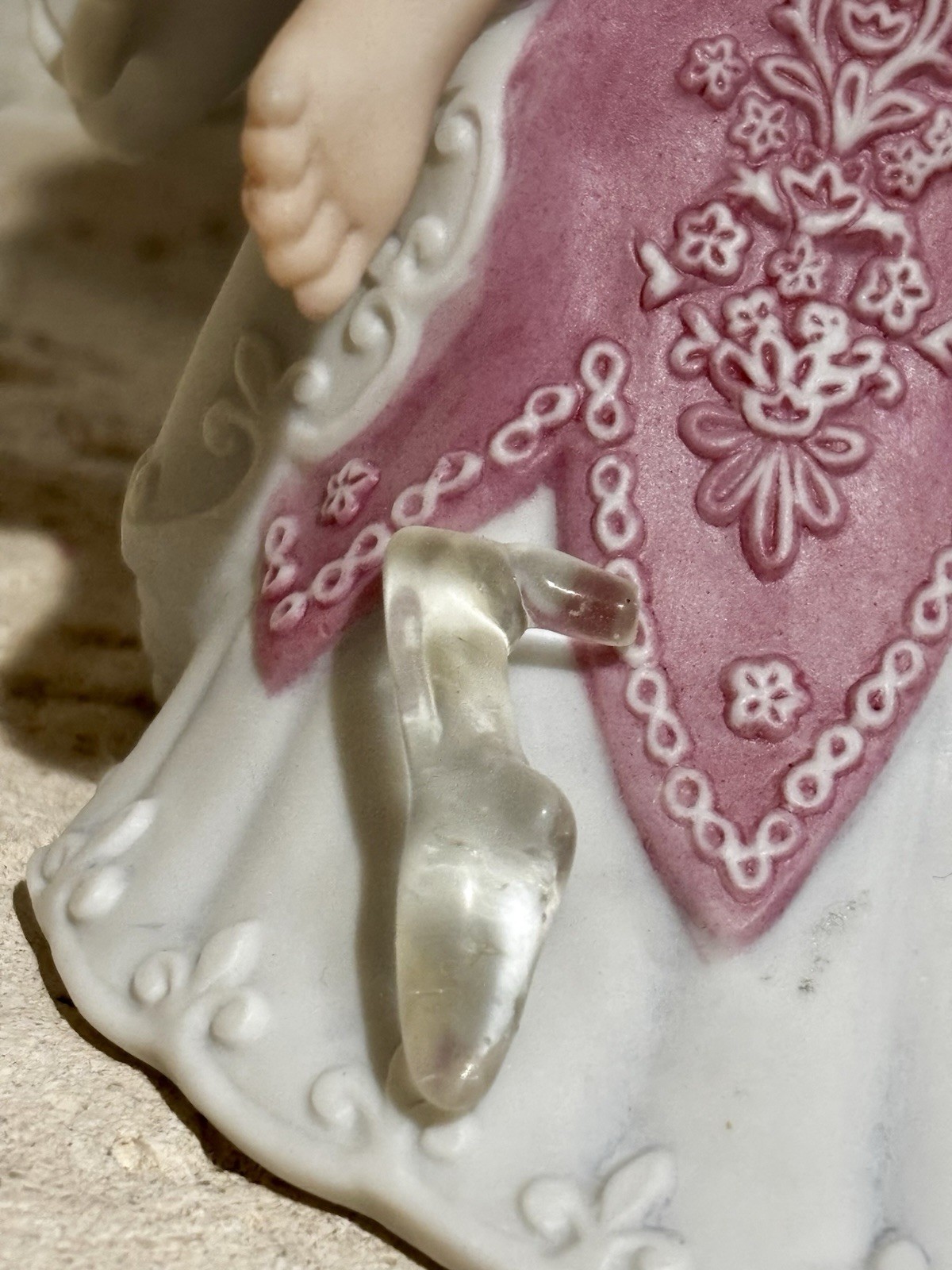 LENOX “Cinderella” fine porcelain figurine The Legendary Princesses Coll 9”tall