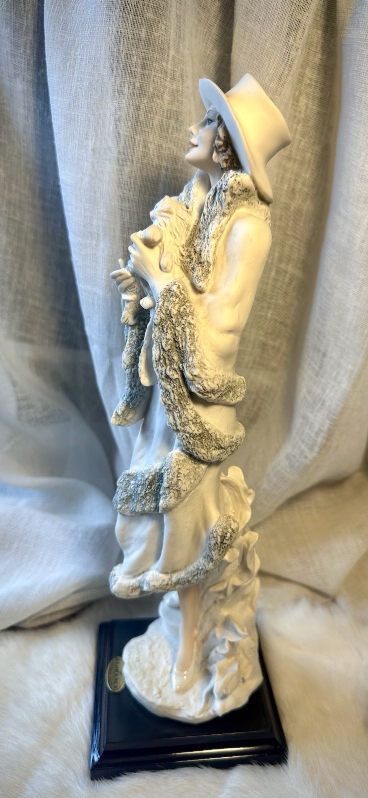 Giuseppe Armani Capodimonte Holly Figurine 0191F Sculpture Florence Italy Statue