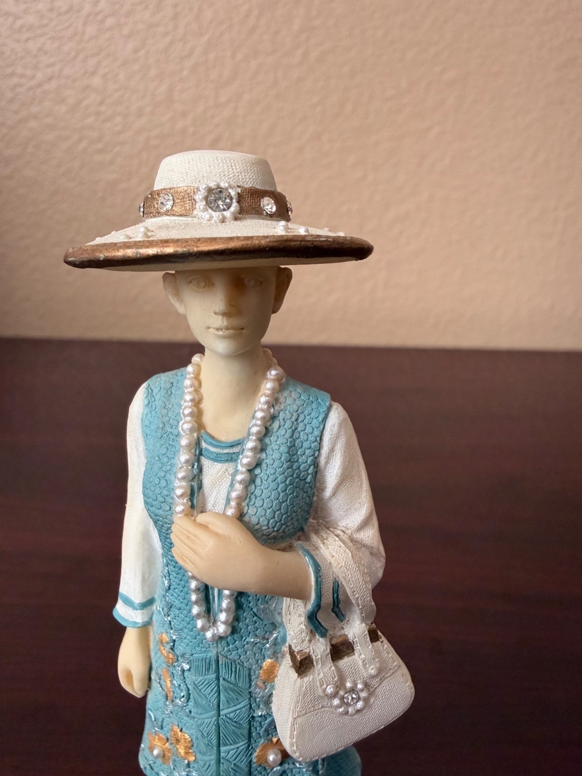 Vintage Women of the World Lady Elizabeth of London Resin Figurine 5.5″