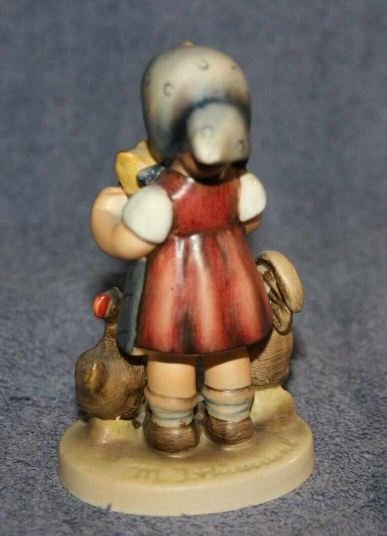 🐝 Goebel 199/0 FEEDING TIME figurine 1948 Girl feeding Chickens