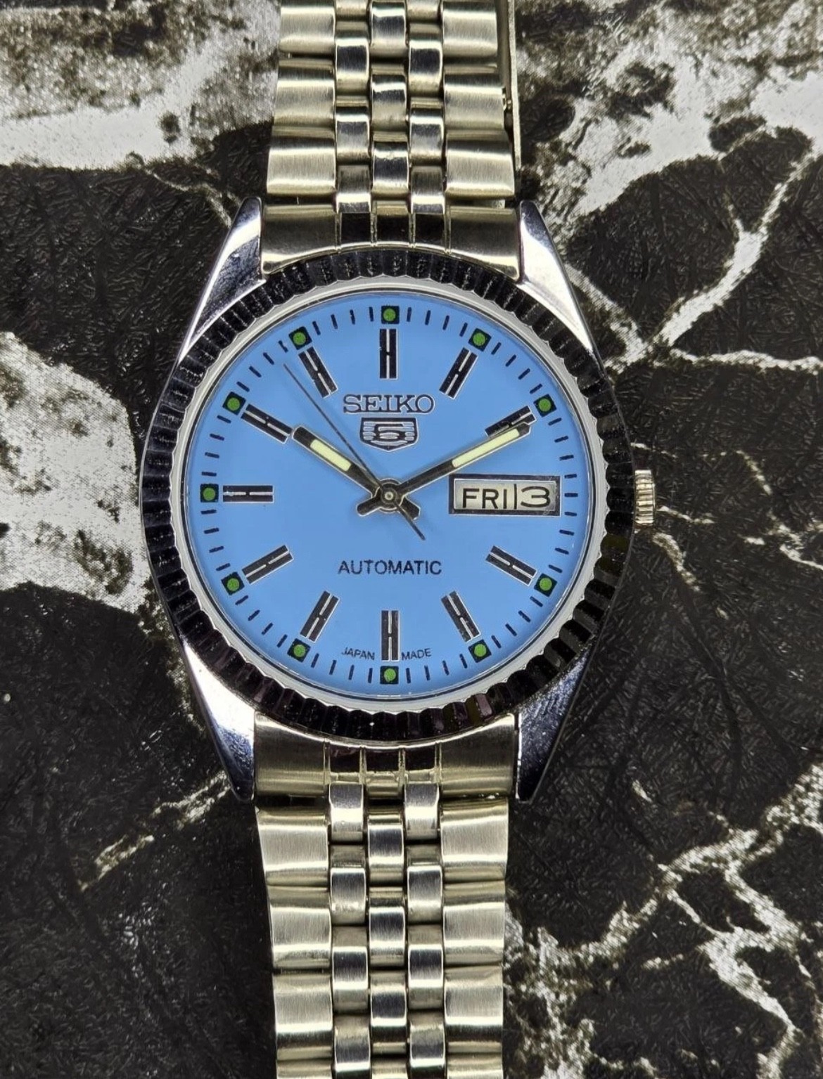 Seiko 5 Men’s Automatic Watch Fluted Bezel Blue Dial Silver Tone