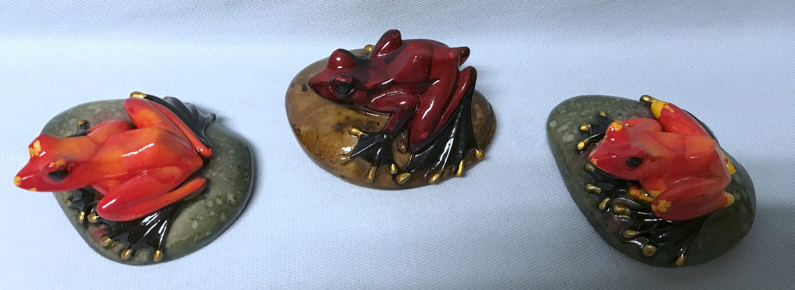 FIGURINES NATURE Set of 3 Brightly Colored Frogs Sitting on Rocks Vintage (A2)