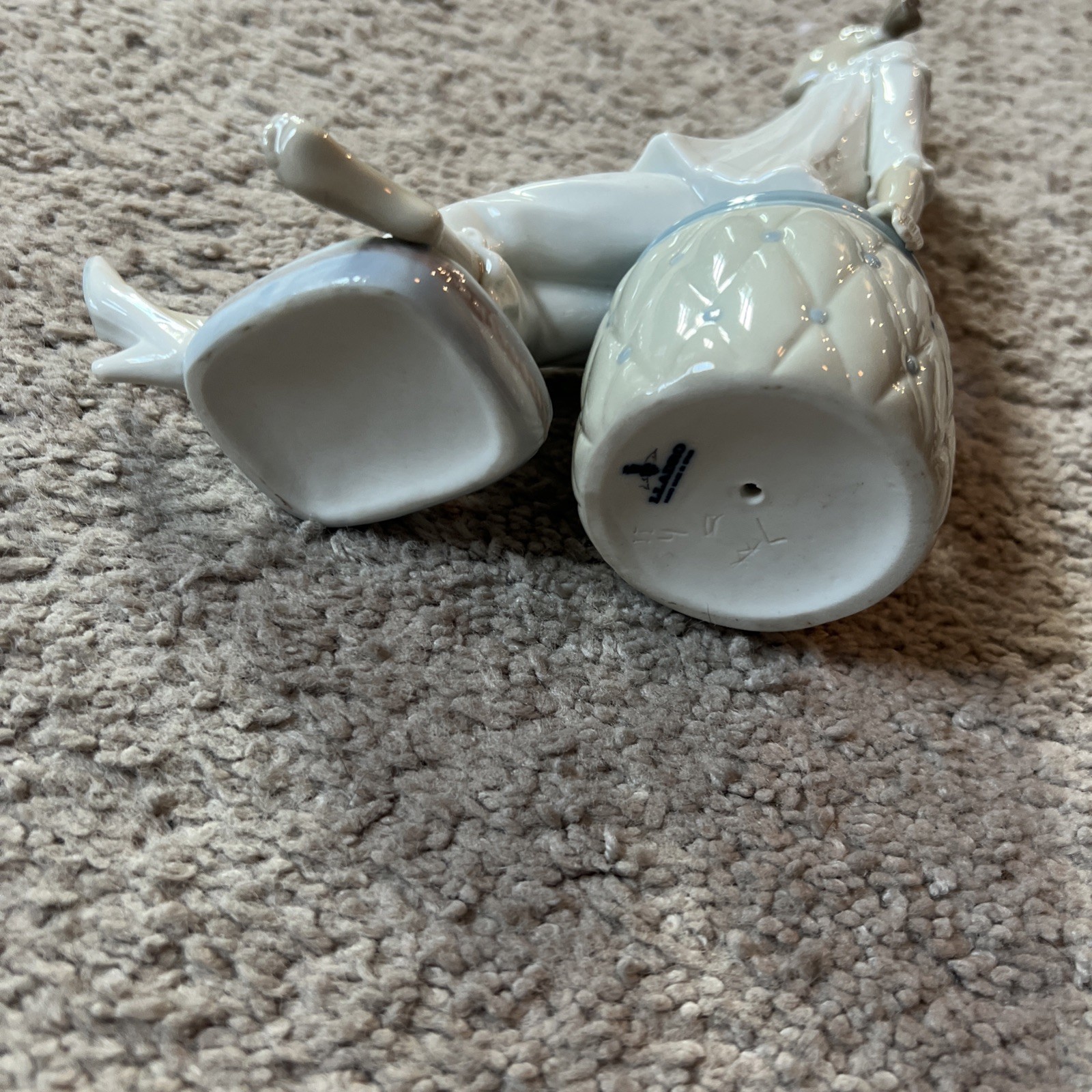 VINTAGE LLADRO GIRL WITH MOTHERS SHOE #1084 BY VICENTE MARTINEZ FROM 1970