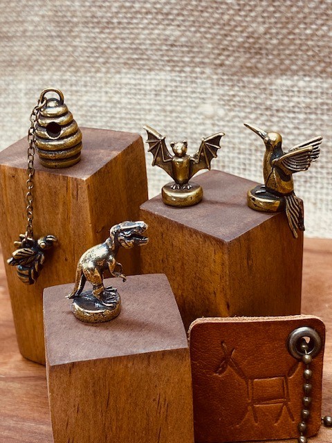 One Dinosaur hinge head, door pet figurine