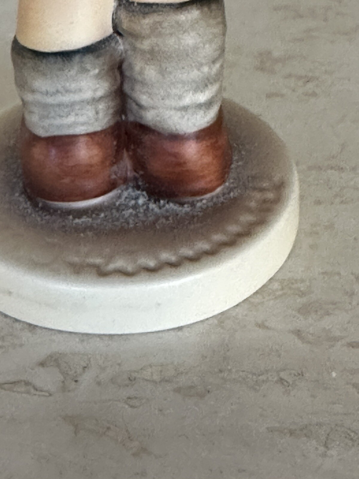 Goebel Hummel Club A Sweet Offering Figurine 549/3/0 3 1/2 Inch 1992 Vtg