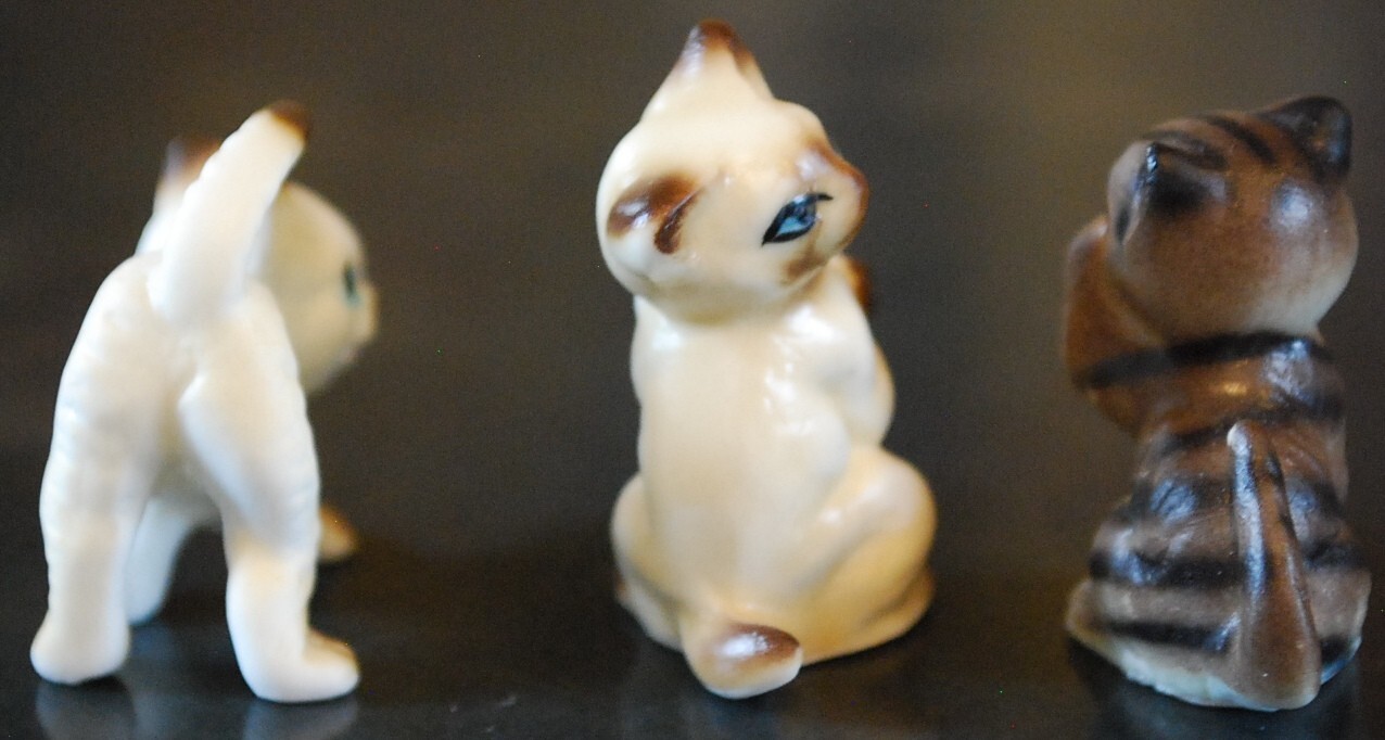 Vtg Set 3 MINIATURE CAT KITTEN FIGURINES Siamese & Tabby & White BONE CHINA