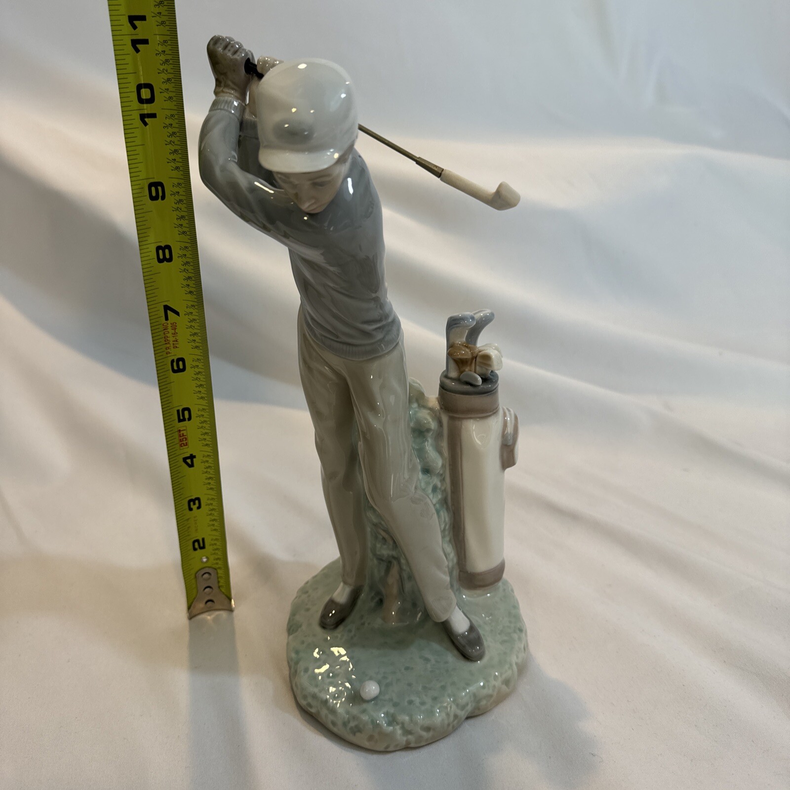 FINE LLADRO PORCELAIN FIGURE OF THE “GOLFER” 11 Inches Tall