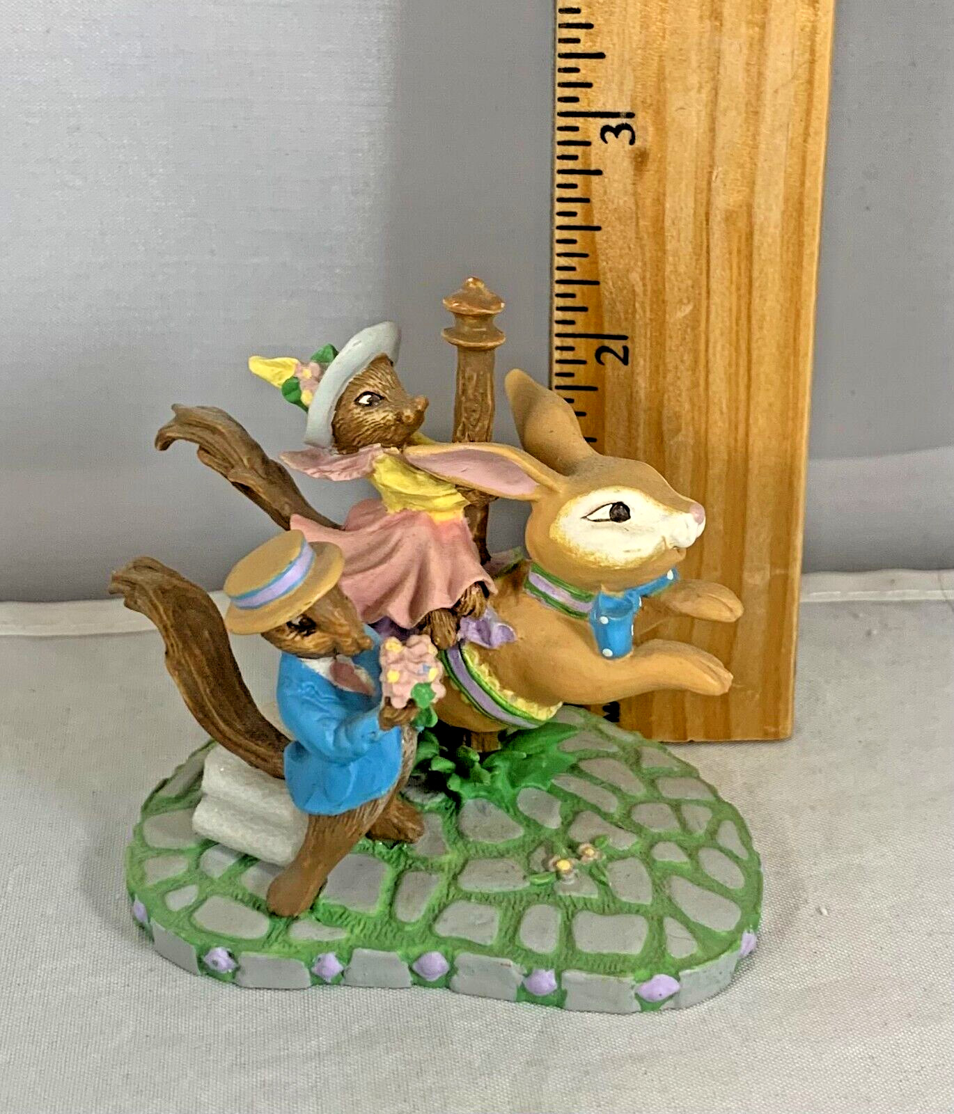 AVON CAROUSEL WONDERLAND MINIATURES COLLECTION “FLOWERS FOR A KISS”