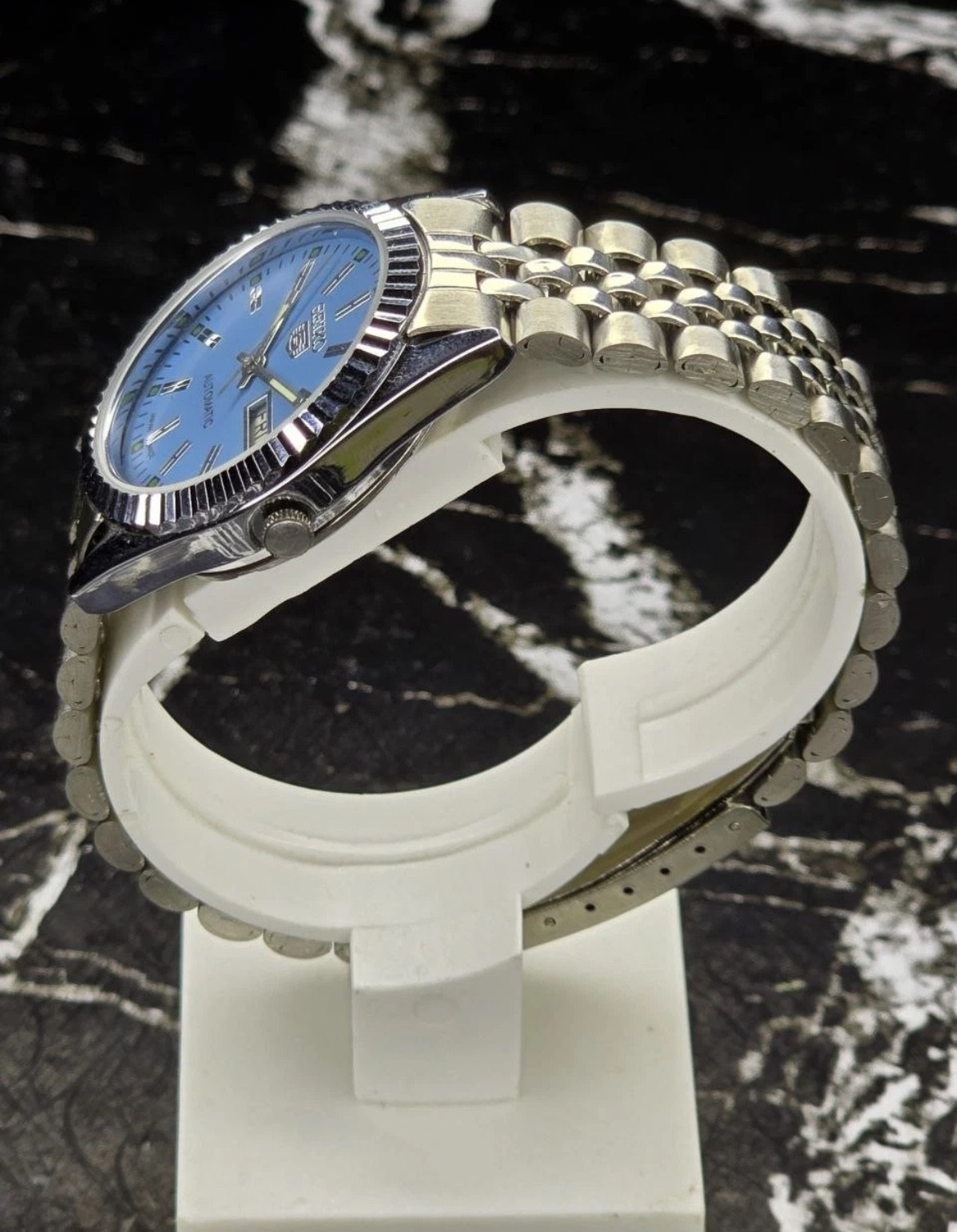 Seiko 5 Men’s Automatic Watch Fluted Bezel Blue Dial Silver Tone