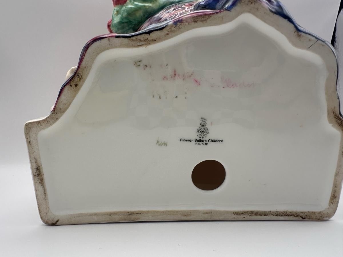 ROYAL DOULTON Flower Seller’s Children HN1342-Retired 1993-Street Vendor Series
