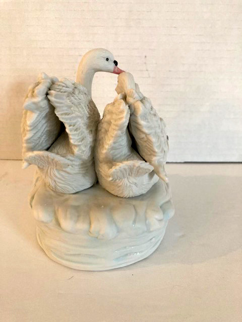San Francisco Music Box Company Kissing Swans Lake Music Box Working