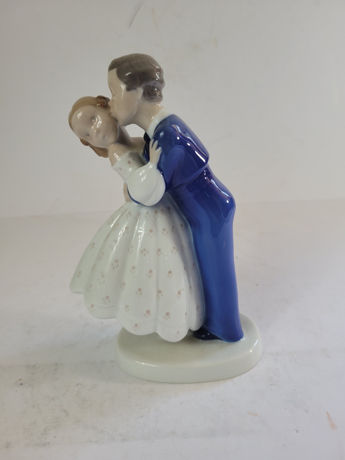 (Used – Excellent) Bing & Grøndahl – Smooching Couple (First Kiss – #2162)