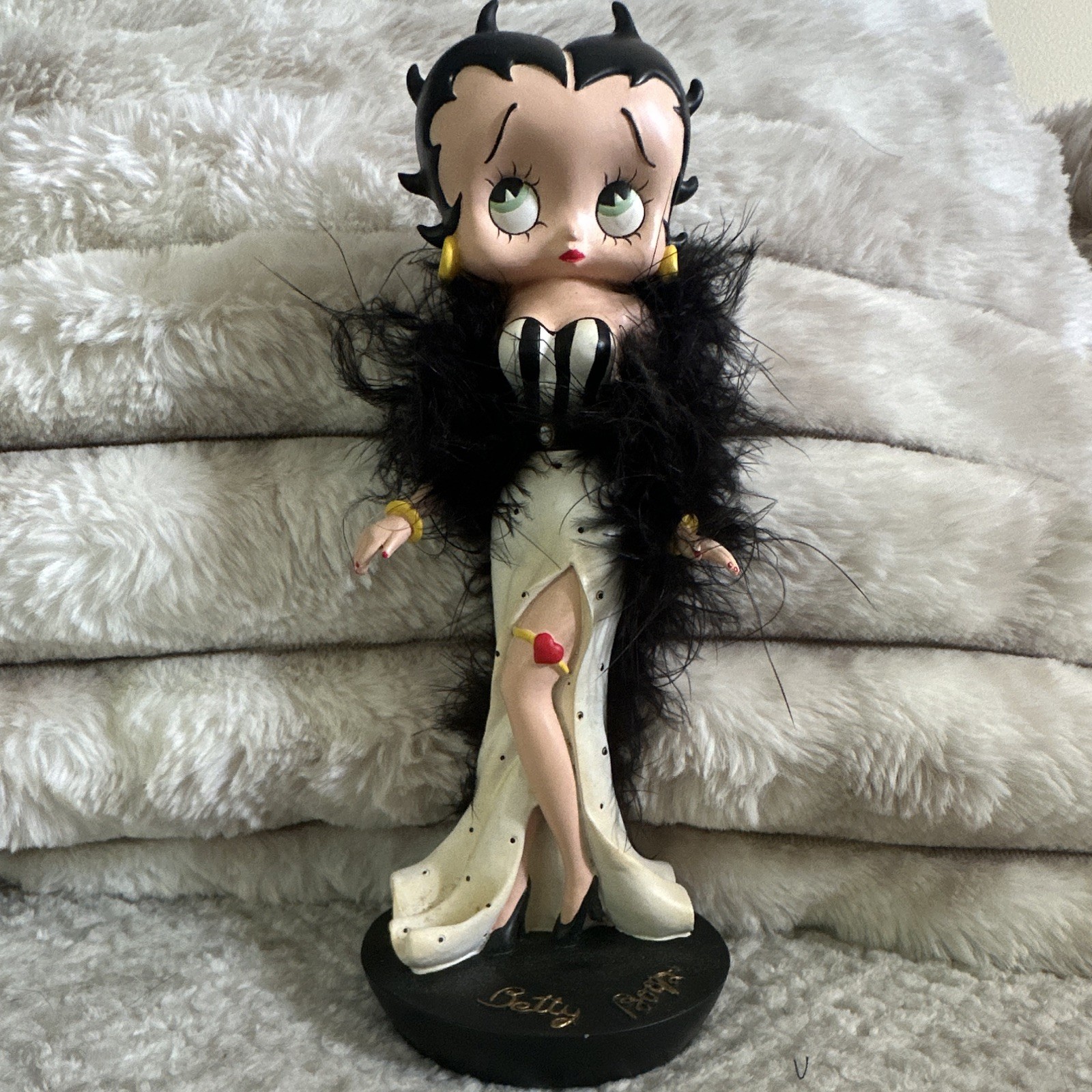 Betty Boop 2005 Plastic 3D Effect Figurine White Dress w/ Black Feather Boa