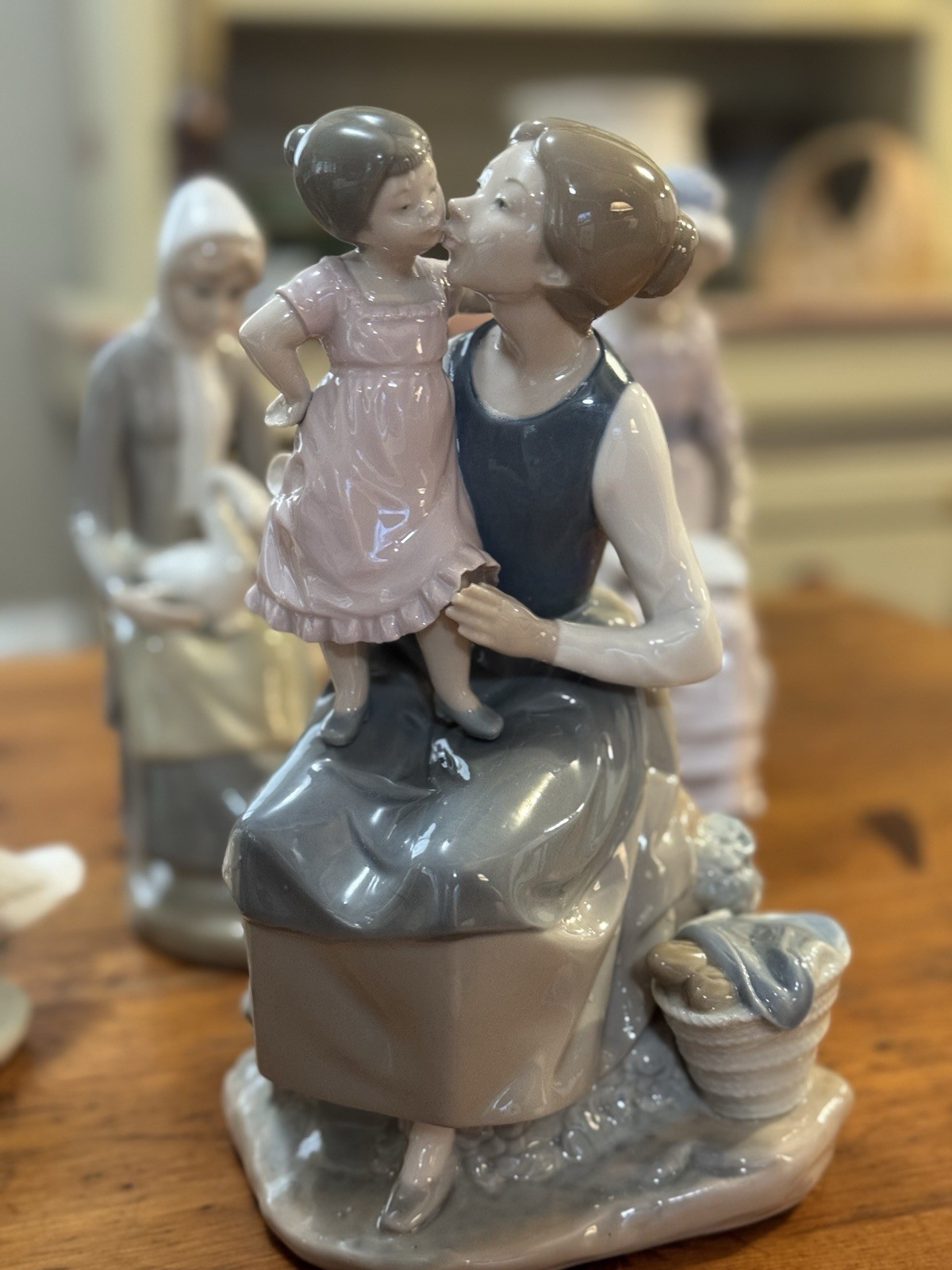 Lladro NAO early* The Pampering Mother and Child Daughter Large Figurine 10″x 6″