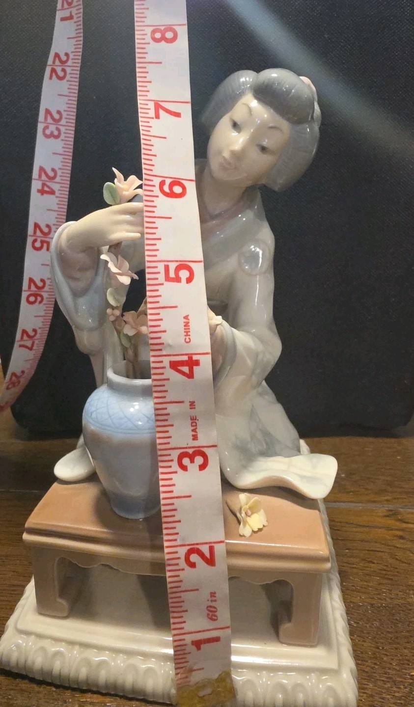 Lladro Geisha Japanese Flower Arranger #4840 Glossy missing finger, stem, petal