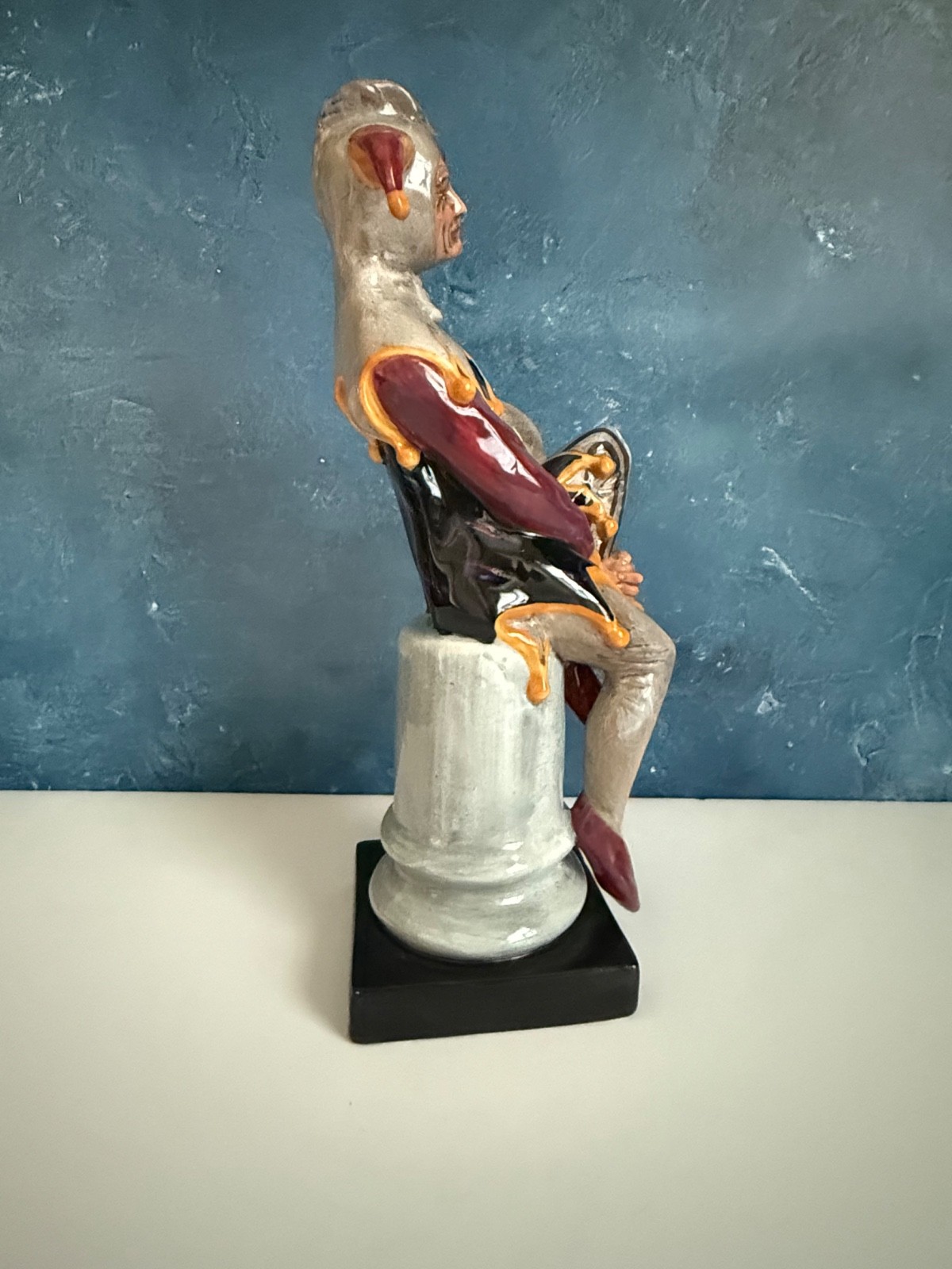ROYAL DOULTON FIGURINE “THE JESTER” HN2016 9.5”