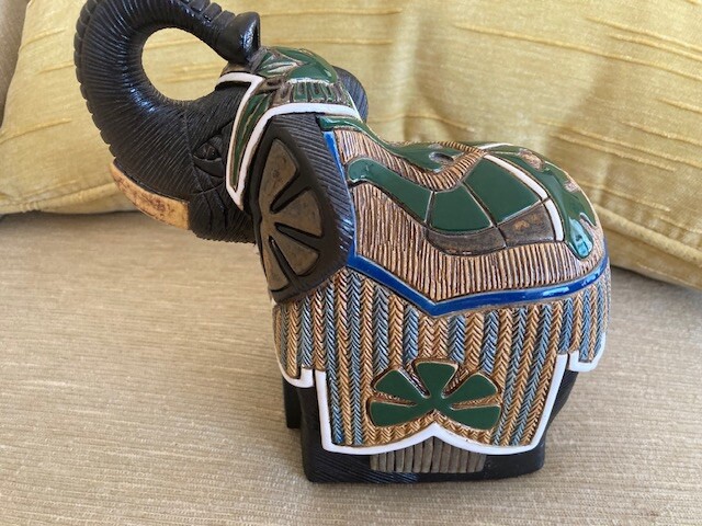 Artesania Rinconada, “Elephant”, #403, Black, Beige, Green